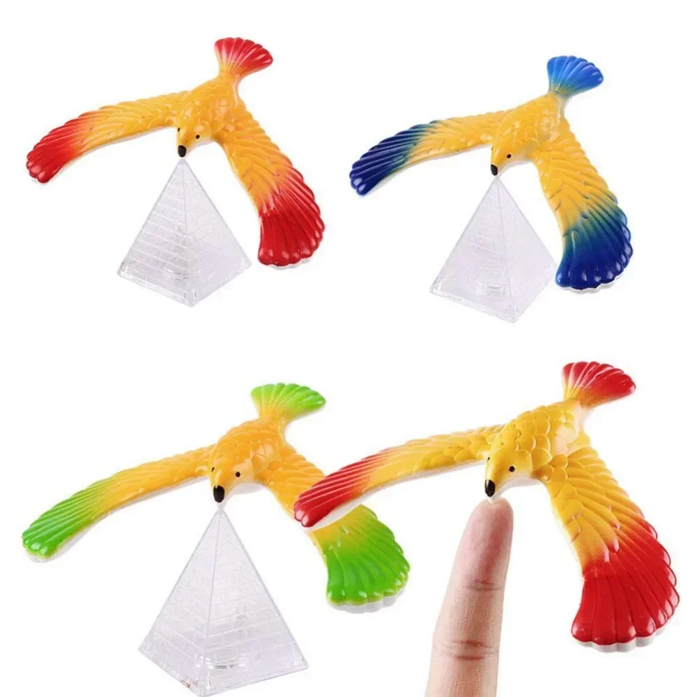 Home Decor Ikea - Balançando águia com suporte de pirâmide